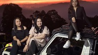 Bermain bersama teman-teman.