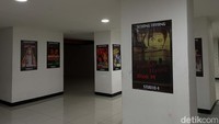 Berbeda dengan rumah hantu di Kota Tua yang menampilkan bangunan kolonial Belanda, Rumah Hantu Blok M menawarkan pengalaman horor dihiasi banyak poster film horor dari bioskop jadul tahun 90-an.  