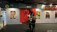 Wahana Rumah Hantu Blok M terletak di Pasaraya Blok M Lantai LG dengan harga tiket Rp 25.000 pada hari Senin hingga Kamis dan Rp 30.000 pada hari Jumat hingga Minggu serta hari libur nasional.  