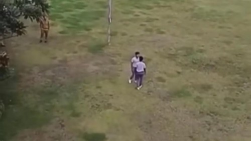 Dua siswa yang duel di tengah lapangan SMAN di Badung.