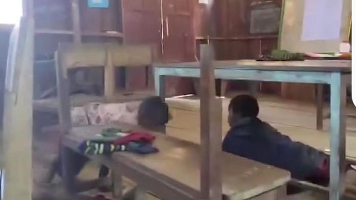 Viral siswa SD di Intan Jaya ketakutan saat dengar suara tembakan dari KKB.
