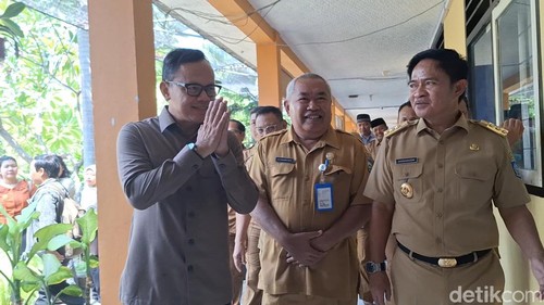 Wakil Menteri Dalam Negeri RI (Wamendagri) Bima Arya saat mendatangi SMAN 1 Mataram guna mempercepat pemilih pemula memiliki e-KTP, Selasa (5/11/2024). (Nathea Citra/detikBali)