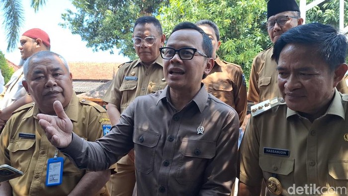 Wamendagri Bima Arya saat diwawancarai awak media di Mataram, Selasa (5/11/2024). (Nathea Citra/detikBali)