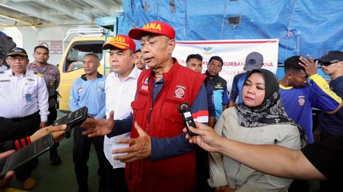 Wamensos, Agus Jabo Priyono, saat memantau langsung distribusi logistik ke Flores Timur di Pelabuhan Bolok, Kabupaten Kupang, NTT. (Dok. Humas Kemensos)