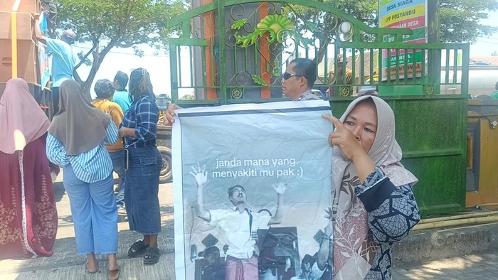 Warga demo kades di Probolinggo yang berzina dengan istri orang