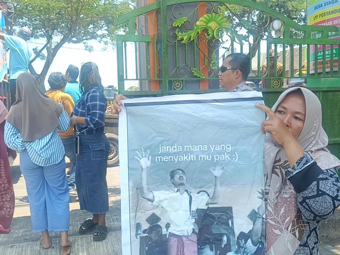 Warga demo kades di Probolinggo yang berzina dengan istri orang