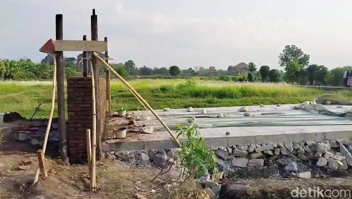 Warga Jagapura, Brebes membangun tembok untuk menutup akses keluar pabrik, Selasa (5/11/2024).