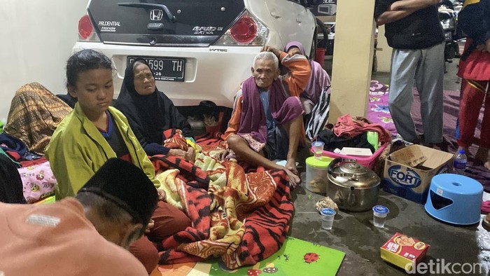 Warga korban banjir di Sukabumi mengungsi sementara