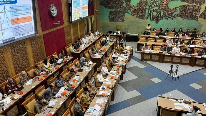 Komisi X DPR menggelar rapat kerja dengan Mendikdasmen, Mendiktisaintek, dan Menbud Rabu (6/11/2024). Rapat tersebut berkaitan dengan pemaparan program prioritas hingga menindaklanjuti isu-isu terkini.