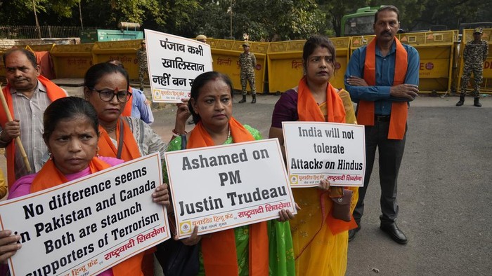 Para aktivis India turun ke jalan melakukan unduk rasa. Mereka mengecam Kanada karena menghubungkan menteri Amit Shah dengan rencana konspirasi Sikh.
