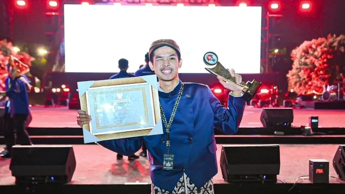 Alvin saat menerima penghargaan dari Kemenpora