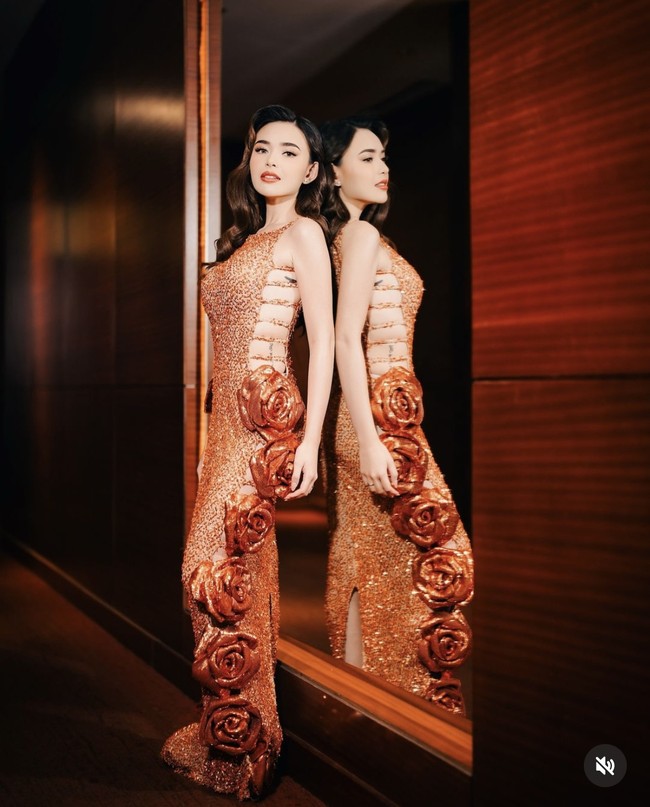 Dress rancangan desainer Yogie Pratama itu tampak mewah dipenuhi manik-manik berwarna oranye. Tak berlengan, bagian samping dress tampak terbuka hingga memperlihatkan beberapa tato di samping tubuh Amanda. Foto: Instagram/@snap.nuel