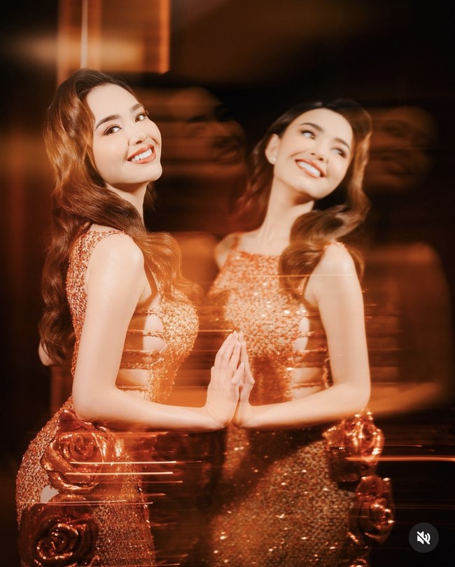 Gaun tersebut dipercantik dengan beberapa aksen berbentuk bunga yang cukup besar pada bagian pinggang samping hingga ke bagian bawah gaun. Foto: Instagram/@snap.nuel