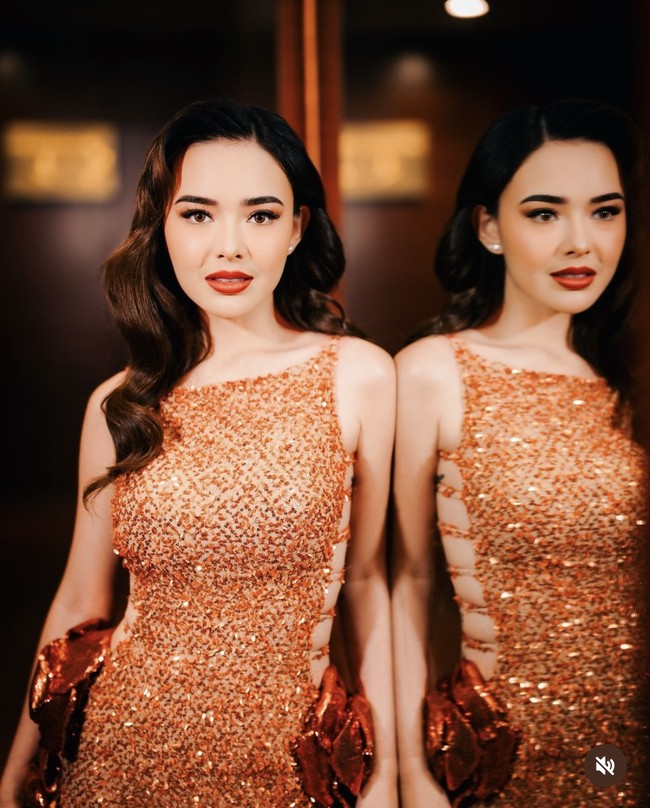 Penampilannya semakin memikat dengan riasan classic vintage look hasil tangan MUA Bennu Sorumba. Eyeshadow berwarna warm dipadukan dengan lipstik merah membuat penampilan Amanda terlihat glamor. Foto: Instagram/@snap.nuel