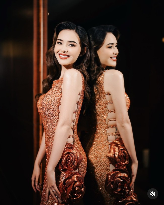 Amanda Manopo kembali mencuri atensi melalui penampilannya saat menghadiri premiere film terbarunya, ‘Bila Esok Ibu Tiada’. Amanda tampil cantik dan seksi dalam balutan dress bodycon berwarna oranye. Foto: Instagram/@snap.nuel