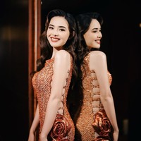 Amanda Manopo kembali mencuri atensi melalui penampilannya saat menghadiri premiere film terbarunya, ‘Bila Esok Ibu Tiada’. Amanda tampil cantik dan seksi dalam balutan dress bodycon berwarna oranye. Foto: Instagram/@snap.nuel