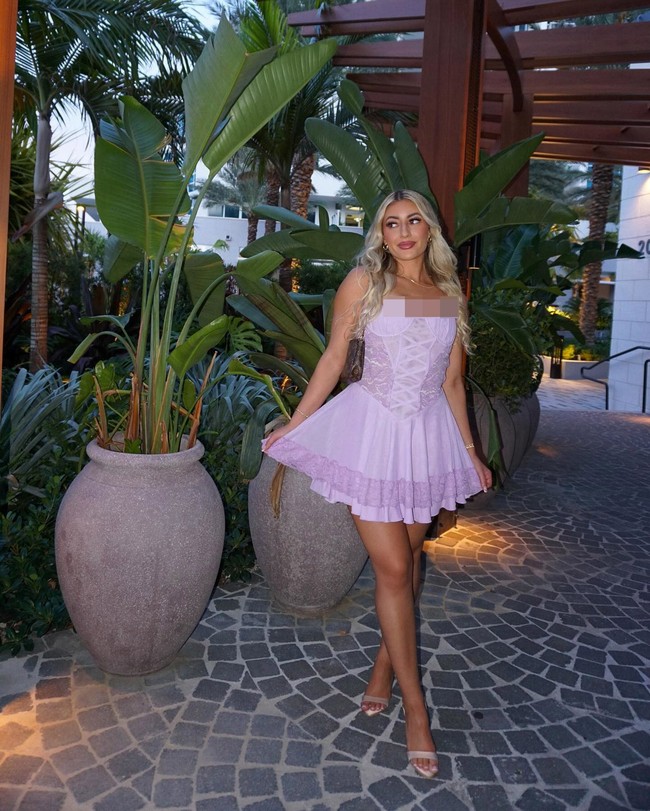 “Aku percaya Amerika adalah sebuah korporasi dan seharusnya dikelola seperti itu dan tidak ada presiden yang melakukan itu sebelum dia. Banyak orang berpikir dia pria pemarah, kejam tapi kamu jadi pengusaha kuat untuk sukses,” tutur wanita berambut pirang itu. Foto: Instagram @ananello