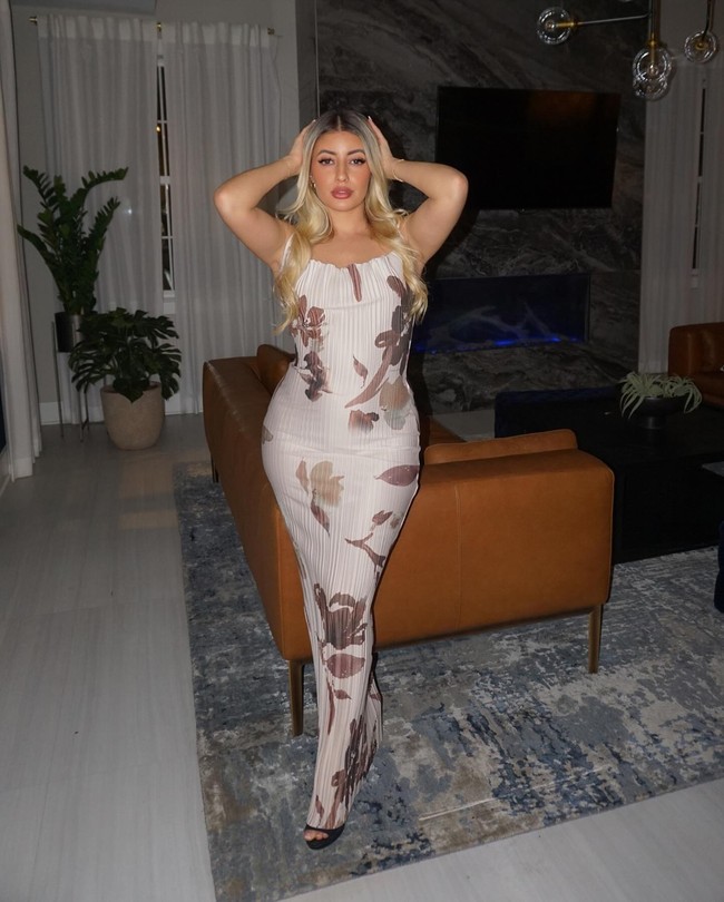 Mantan mahasiswa keperawatan itu mengaku sudah mendukung Trump sejak 2016 dan ingin melakukannya lagi. Ia pun bercita-cita bertemu pria yang menginspirasi itu. “Aku menjadikannya panutan Dia mungkin tahu apa yang aku lakukan, itu pasti lucu. Aku pikir dia akan berterima kasih,”Foto: Instagram @ananello