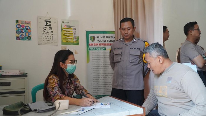 Anggota Polres Blitar diperiksa kesehatannya