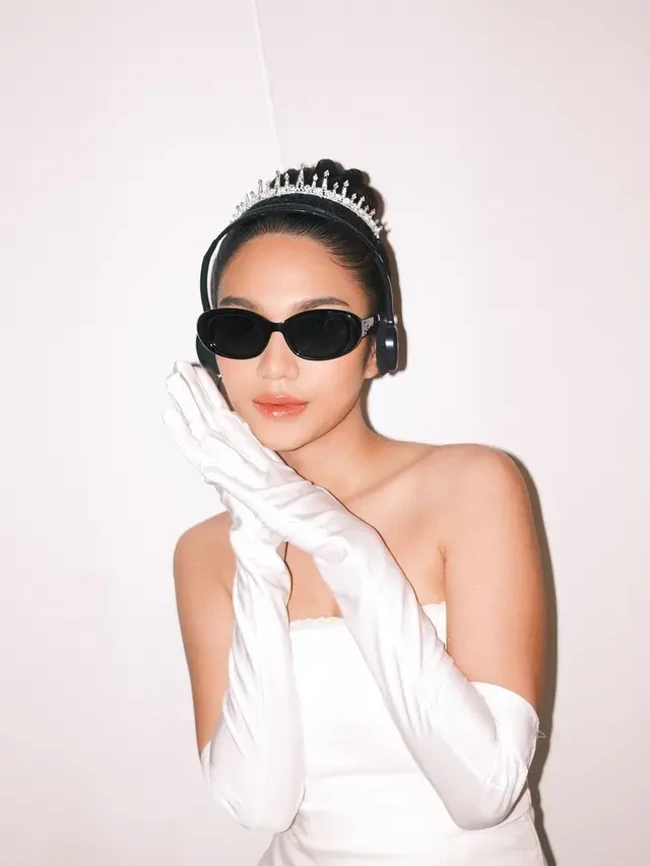 Rambutnya tampak simpel dengan gaya updo. Penampilan wanita yang akrab disapa Zize itu juga semakin memukau dengan lipstik glossy warna coral. Foto: Instagram