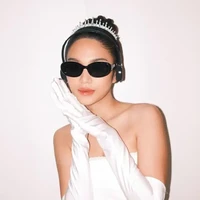 Rambutnya tampak simpel dengan gaya updo. Penampilan wanita yang akrab disapa Zize itu juga semakin memukau dengan lipstik glossy warna coral. Foto: Instagram