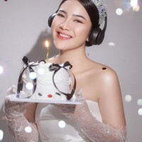 Penampilan Feli terlihat semakin menawan dengan riasan natural glam. Tampilan dewy finish membuat kulit Feli makin terlihat sehat dan awet muda. Foto: Instagram