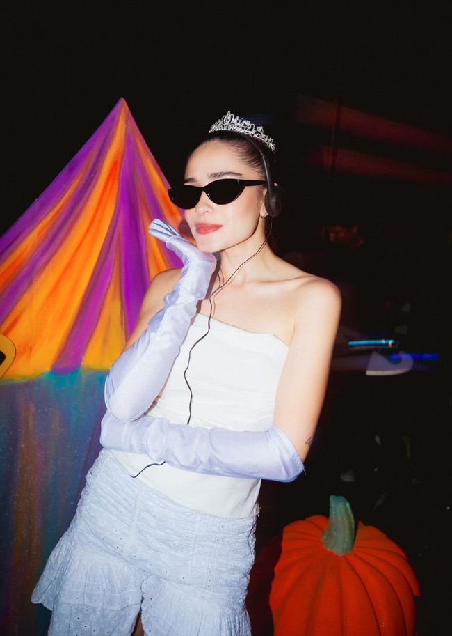 Selanjutnya ada Yasmine Wildblood yang juga cosplay sebagai Princess Diaries untuk merayakan Halloween. Sedikit berbeda dengan Zize dan Feli, Yasmin tampak memadukan atasan tube dengan rok pendek berwarna putih. Foto: Instagram