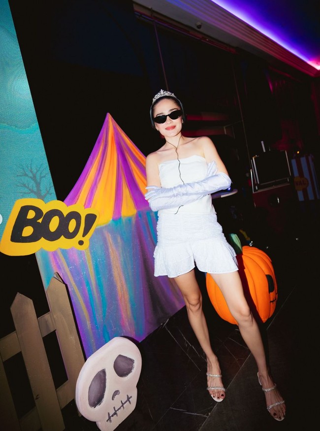 Tak ketinggalan, Yasmin juga melengkapi penampilannya dengan kaca mata hitam, sarung tangan, headphone, serta mahkota di kepalanya. Ibu 3 orang anak itu tampak keren bak anak muda. Foto: Instagram