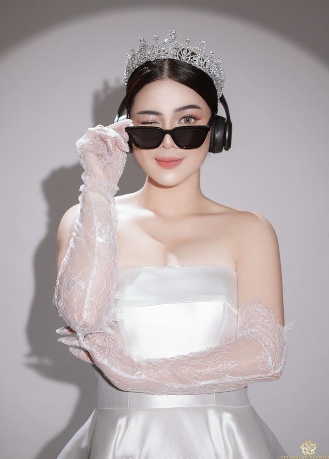 Tak kalah menawan, begini penampilan Felicya Angelista saat cosplay menjadi Princess Diaries. Istri Hito Caesar itu tampil dengan tube dress berbahan satin. Penampilannya dilengkapi dengan sarung tangan lace yang menerawang, kaca mata hitam, headphone serta mahkota di kepala. Foto: Instagram