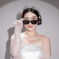 Tak kalah menawan, begini penampilan Felicya Angelista saat cosplay menjadi Princess Diaries. Istri Hito Caesar itu tampil dengan tube dress berbahan satin. Penampilannya dilengkapi dengan sarung tangan lace yang menerawang, kaca mata hitam, headphone serta mahkota di kepala. Foto: Instagram