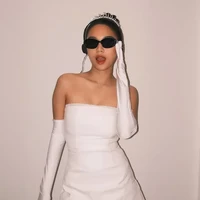 Azizah Salsha tampil slay mengenakan mini tube dress putih dipadukan dengan sarung tangan putih dan kaca mata hitam. Tak lupa ia juga melengkapi penampilannya dengan headphone dan mahkota di kepala. Foto: Instagram