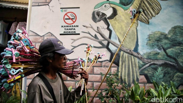 Asrinya Kampung Tanpa Asap Rokok di Jakarta Utara Sejumlah warga beraktivitas di kawasan kampung tanpa asap rokok di kawasan Sunter Jaya, Jakarta Utara, Rabu (6/11/2024). Kampung tanpa asap rokok dimulai sejak tahun 2019 dengan desain kampung berseri dengan tumbuhan hijau dan mural mural yang menarik sesuai dengan tema alam yang asri.
