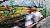 Sejumlah mural juga mempercantik kampung bebas asap rokok tersebut.  