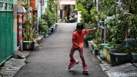 Kampung itu juga terlihat asri dengan adanya tanaman hias di depan rumah-rumah warga.  
