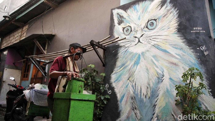 Asrinya Kampung Tanpa Asap Rokok di Jakarta Utara Sejumlah warga beraktivitas di kawasan kampung tanpa asap rokok di kawasan Sunter Jaya, Jakarta Utara, Rabu (6/11/2024). Kampung tanpa asap rokok dimulai sejak tahun 2019 dengan desain kampung berseri dengan tumbuhan hijau dan mural mural yang menarik sesuai dengan tema alam yang asri.