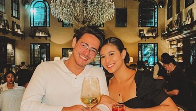 Romantis! Awkarin dan Kekasihnya Aby saat Dinner dan Hangout