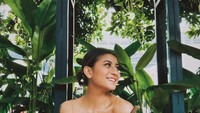 Ini adalah momen Awkarin ketika menikmati salad sebagai menu sarapannya. Selain salad, ada roti dan infused water yang dipesan. Foto ini diabadikan oleh kekasihnya, Aby. Foto: Instagram @narinkovilda