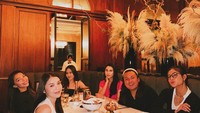 Dijuluki sebagai selebgram, Awkarin sangat aktif di media sosial. Momen kulinernya tak hanya bersama kekasih, tetapi juga dengan teman sesama selebgram. Foto: Instagram @narinkovilda