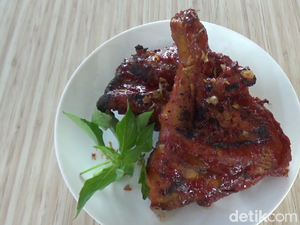 Mencicipi Nikmatnya Ayam Kampung Bakar Rempah Lumajang, Bumbunya Medok!