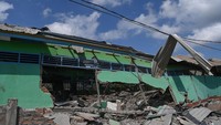 Erupsi Gunung Lewotobi Laki-laki menghancurkan pemukiman warga hingga merusak bangunan sekolah. (ANTARA FOTO/Aditya Pradana Putra)