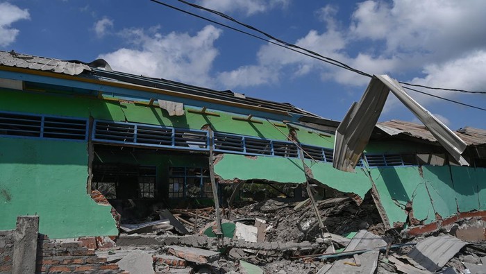 Salah satu bangunan sekolah yang hancur akibat tertimpa batu panas dari erupsi Gunung Lewotobi Laki-laki di Desa Klatanlo, Wulanggitang, Kabupaten Flores Timur, Nusa Tenggara Timur, Rabu (6/11/2024). Bencara erupsi tersebut mengakibatkan 9 orang meninggal, 63 orang mengalami luka-luka, dan 2.472 lainnya mengungsi ke tiga titik pengungsian. ANTARA FOTO/Aditya Pradana Putra/Spt.