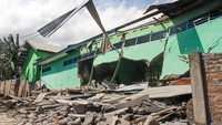 Bencara erupsi tersebut mengakibatkan 9 orang meninggal, 63 orang mengalami luka-luka, dan 2.472 lainnya mengungsi ke tiga titik pengungsian. (ANTARA FOTO/mega tokan)