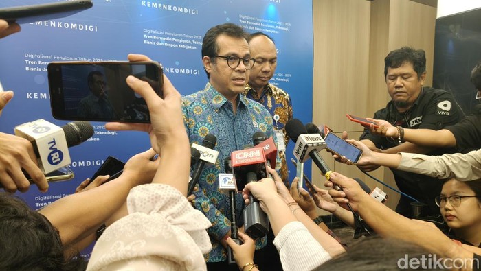 Kementerian Komunikasi dan Digital (Komdigi) menghargai kreativitas para warga Indonesia di media sosial. Namun mereka menekankan, supaya kegiatan produktif tersebut tidak menjerumuskan orang-orang ke hal negatif, dan berujung seperti Gunawan Sadbor.