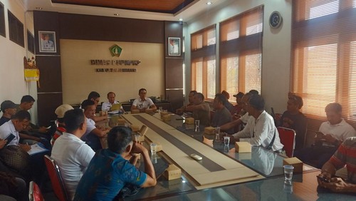 Belasan warga mendatangi Dinas PUPRPKP Jembrana untuk menolak pembangunan pengolahan limbah tinja di Dusun Melaya Tengah Kelod, Desa Melaya, Kecamatan Melaya, Rabu (6/11/2024). (I Putu Adi Budiastrawan/detikBali)