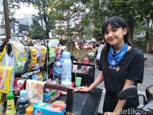 Cerita Bella, Rela Jualan Kopi Pinggir Jalan Demi Mengejar Mimpi