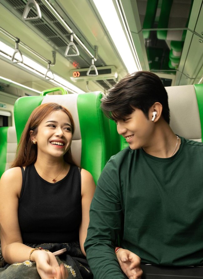 Konflik bermula dari Alden yang mengambil water heater miliknya yang masih tertinggal di kantor Awkarin. Namun permintaan tersebut disampaikan Alden ke supir pribadi Awkarin, sehingga Awkarin menganggapnya tidak sopan. Foto: Instagram/@brisiajodie96