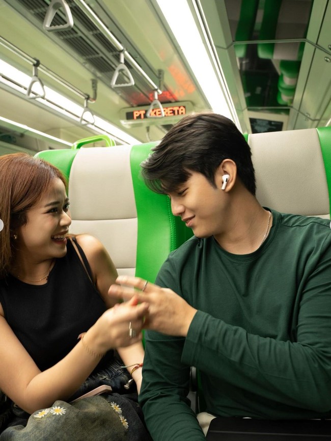 Jodie sendiri sudah mengungkapkan jika dirinya awalnya bahkan tak mengetahui bahwa Alden mengambil water heater tersebut dari kantor Awkarin. Jodie juga membantah tuduhan yang mengatakan bahwa ia melarang Alden berhubungan atau berkomunikasi dengan Awkarin. Foto: Instagram/@brisiajodie96