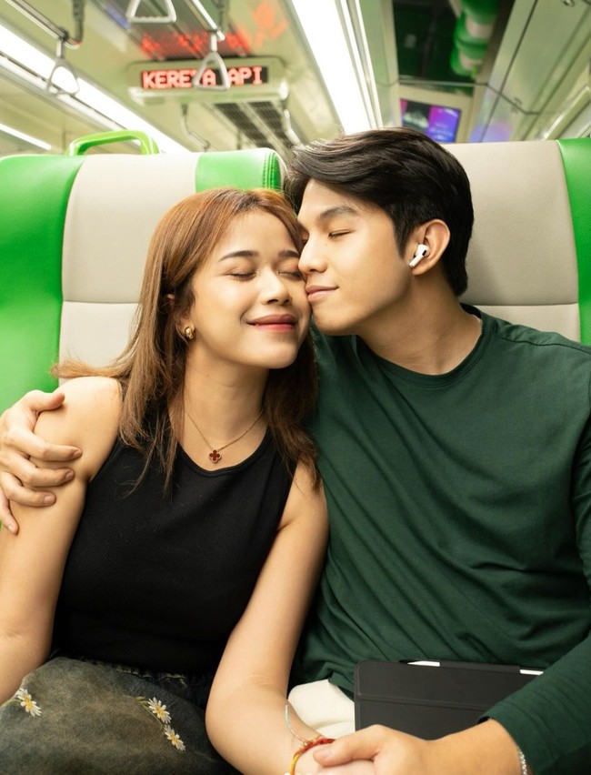 Pasangan Brisia Jodie dan Jonathan Alden belakangan tengah jadi perbincangan. Sebelum berpacaran dengan Jodie, Alden diketahui sempat menjalin kasih dengan selebgram Awkarin. Kini pasangan tersebut dikabarkan berseteru dengan Awkarin karena masalah water heater. Foto: Instagram/@brisiajodie96