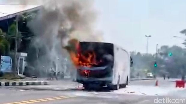 Bus terbakar di depan Terminal Purworejo, Rabu (6/11/2024).