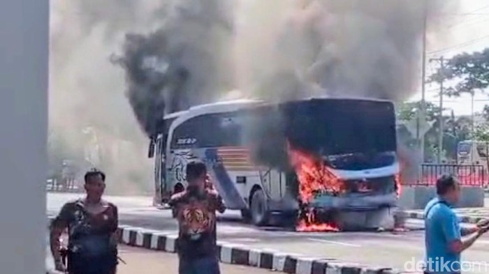 Bus terbakar di depan Terminal Purworejo, Rabu (6/11/2024).